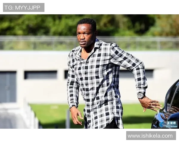 足球黄金手链闪耀魅力展现运动激情与奢华风范的完美结合